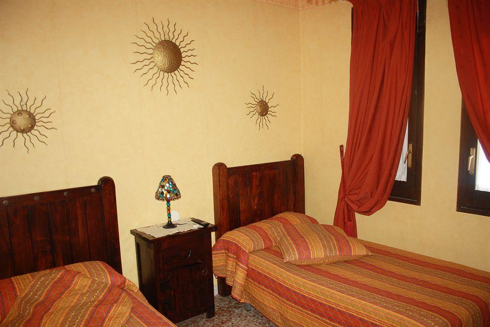 Hostal Restaurante La Diligencia Cunit Esterno foto
