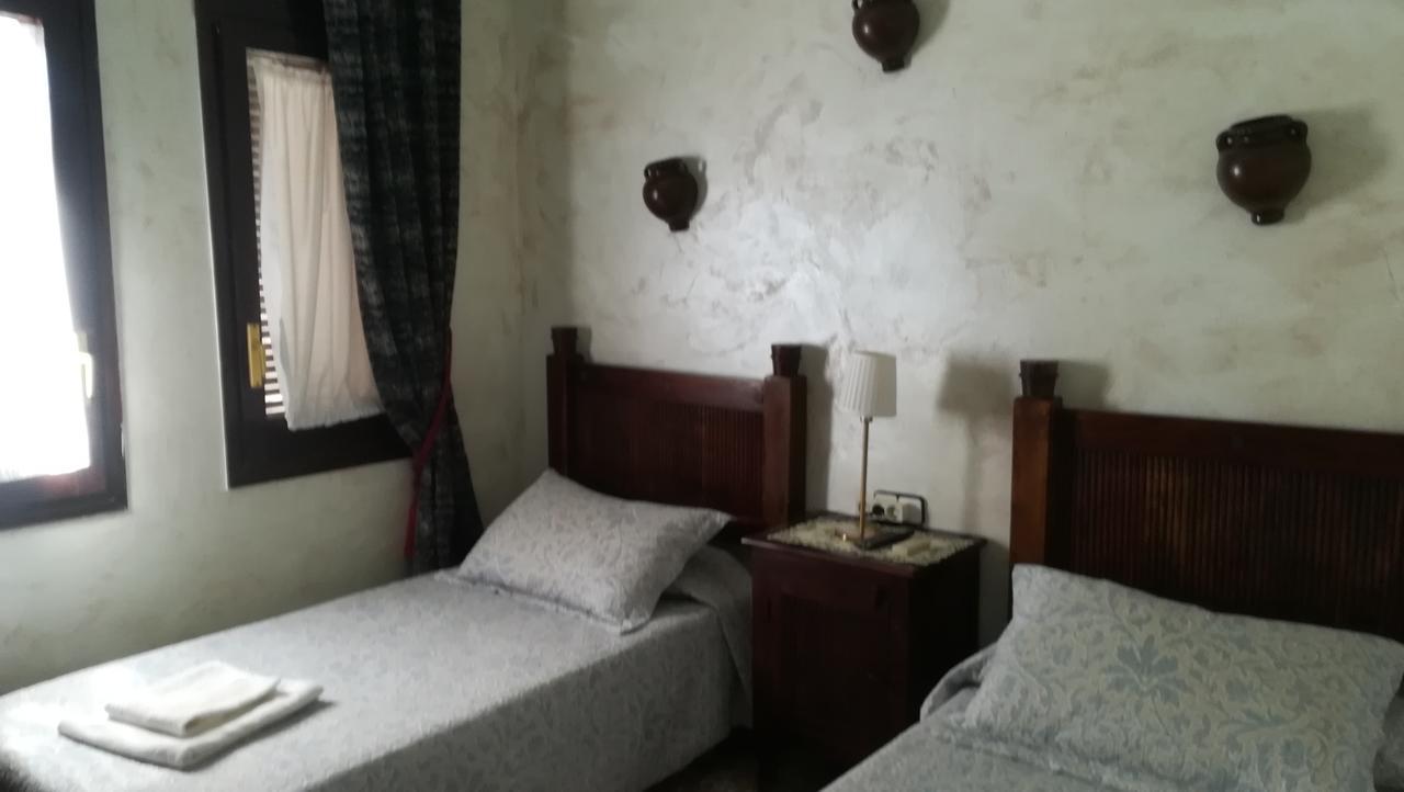 Hostal Restaurante La Diligencia Cunit Esterno foto