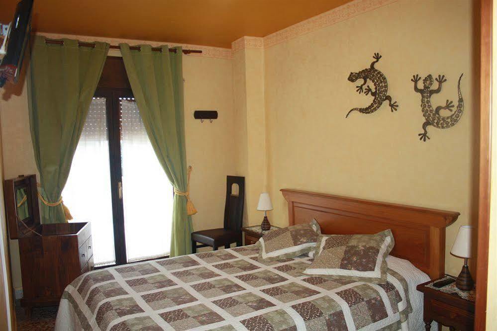 Hostal Restaurante La Diligencia Cunit Esterno foto