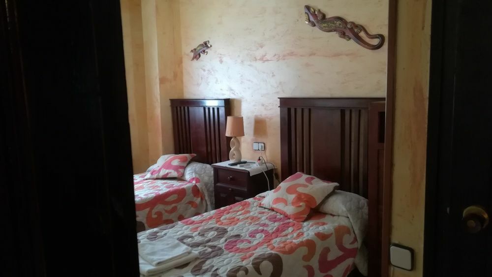 Hostal Restaurante La Diligencia Cunit Esterno foto